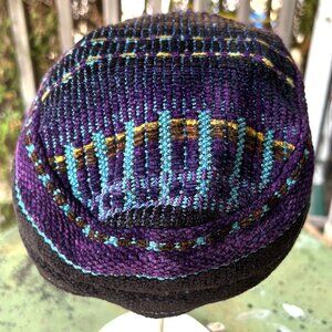 Tisse a la main Rosie Godbout hat. Hand-Knit in Saint-Armand, Quebec.